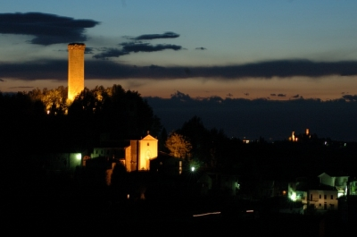 Panoramica torre notturna
